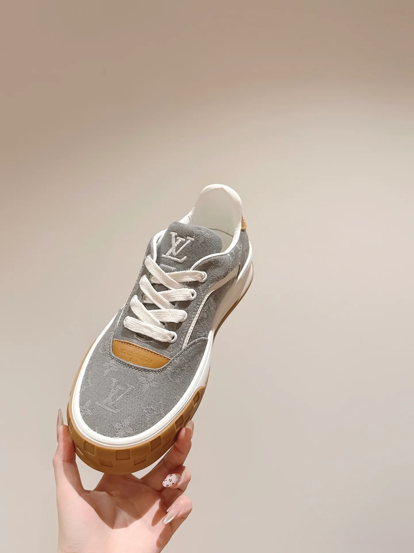 👟👟Ex-factory price 640👟👟 LV men's new tilt sneakers, classic catwalk style, air-glue technology, very comfortable on the feet. Luxurious materials, fine workmanship, European made English letters printed on the midsole, the upper is made of calfskin, the side is decorated with the brand LOGO and signature, the latest latex foot pads ➕ mesh lining, the foot feels super comfortable. Two-color TPU combination outsole. Packing process Goodyear stitched seam fabric: first-layer cowhide, lining: customized silky mesh lining-first-layer silk cowhide lining Bottom thickness: 0.5cm ☑️size: men's 39-44 (45 customized, non-returnable)